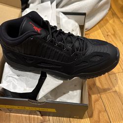 Jordan 11 low Black True Red Size 10.5 Deadstock