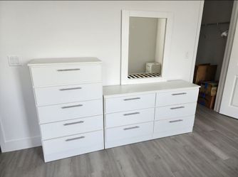 Cómoda con espejo y gavetero