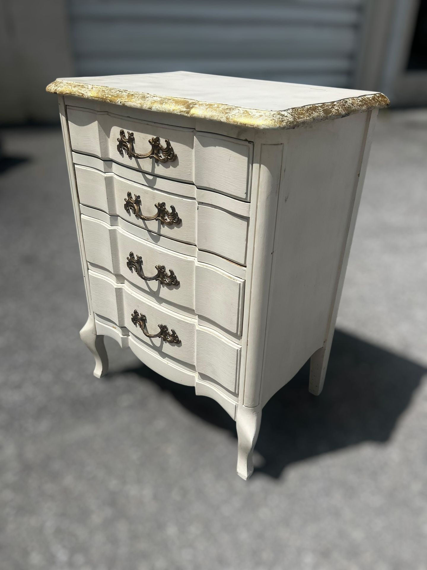 Vintage Mid Century Gilded 4 Drawer French Provincial Commode Bedroom Chest! Good condition! 20x14x27in