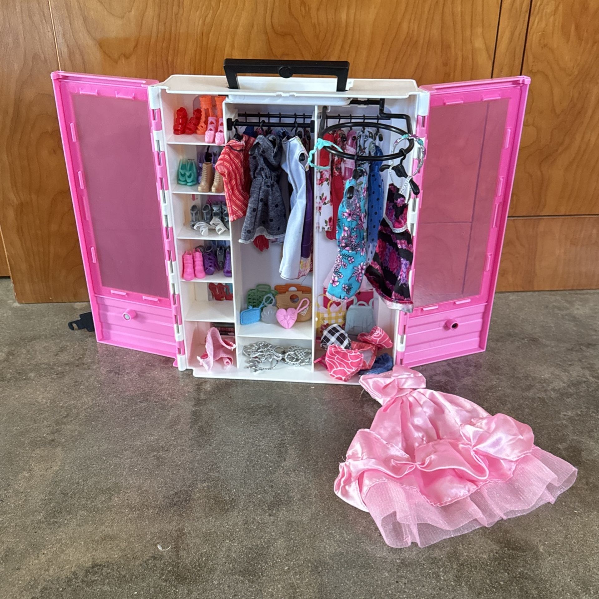 Barbie’s Closet And Her Clothes And Accessories
