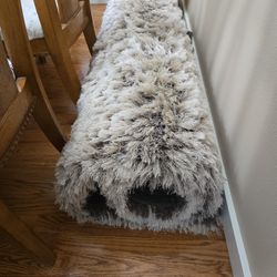 RUG  70 in Γ 48 in ( In very good Condition )
