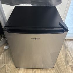 Whirl Pool Mini Fridge 