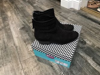 Black short boots size 8(brand soda)