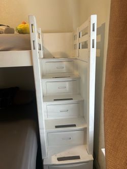 Bed frame/Cama de madera con gabetero