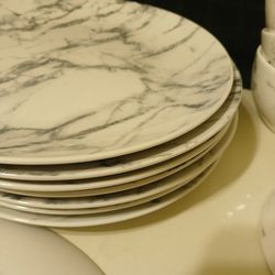 Royal Norfolk Marble Printed 10" Plates 5 And 1/2-in Bowls Eight Of Each.