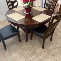 Beautiful Solid wood, kitchen table, 6 total chairs