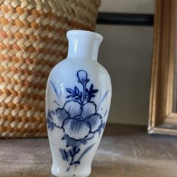 Vintage Japanese handpainted Miniature Porcelain Vase, White Small Vase with Painted Blue Flowers, Decorative Vase, Height 3.1'', chinoiserie , Home D
