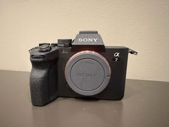 Sony A7 IV Mirrorless Camera - Like New, Under 3,000 Shutter Count (28-70mm Lens + Extras)