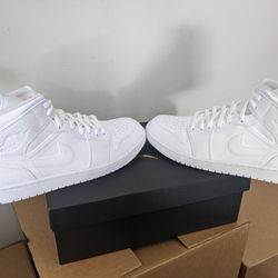 Air Jordan 1  Mid Triple White
