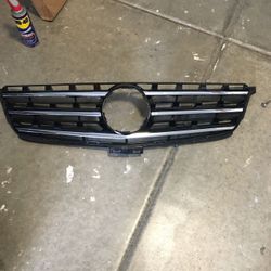 2013 Mercedes ML350 Grille / Genuine  part
