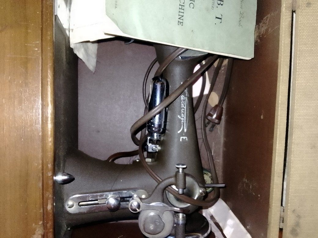 Vintage Sewing Machine Eldridge Like New But 100 Years Old And It's Original Wood Box With Pamphlets