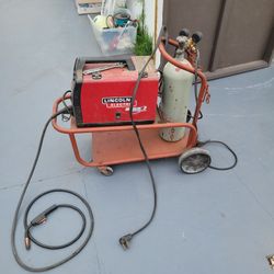 Welding Mashine Original Price In Home Depot $1600 I'm Seling $550 + $50  Gas Tank