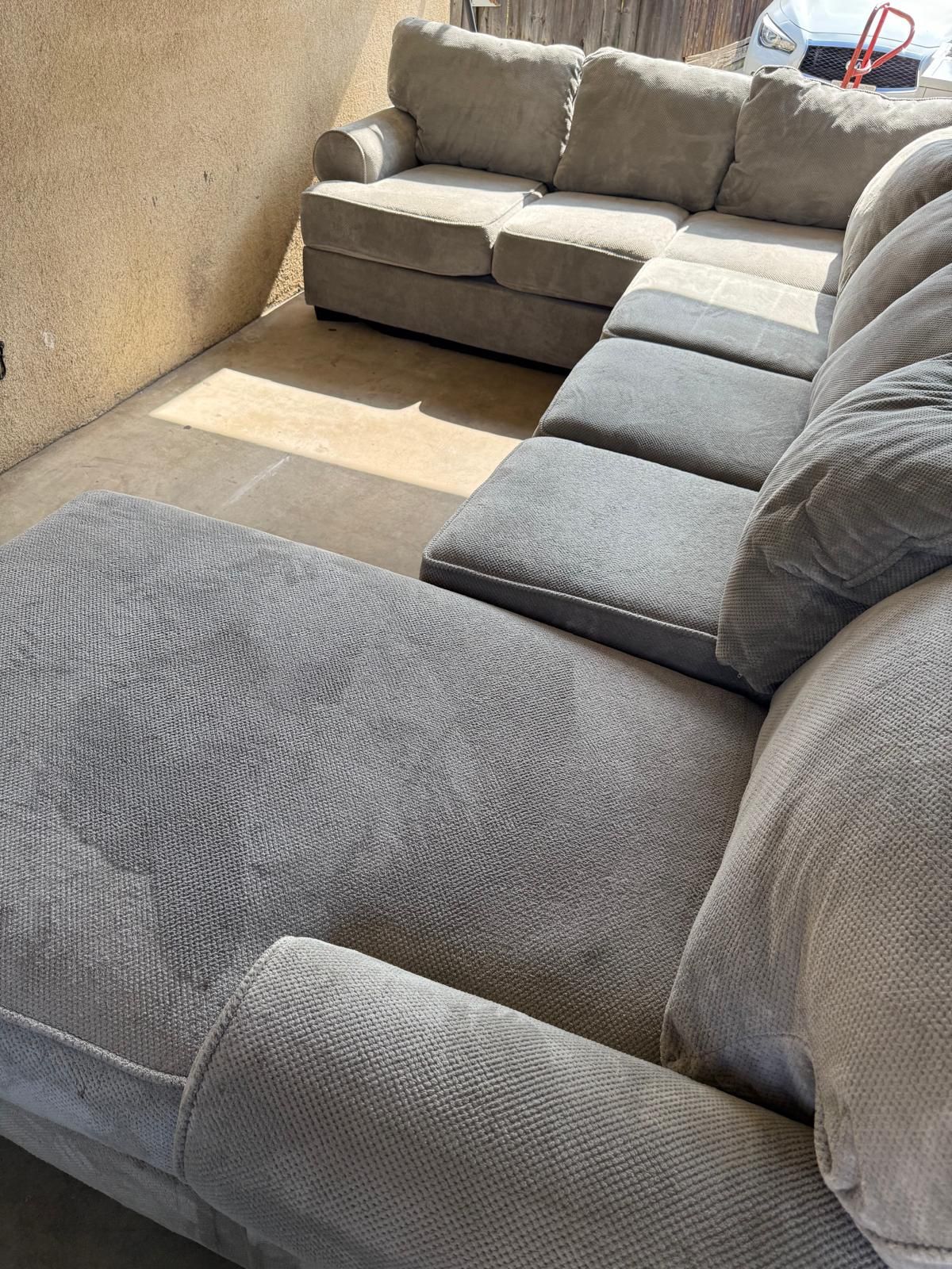 Couches En Good Condition