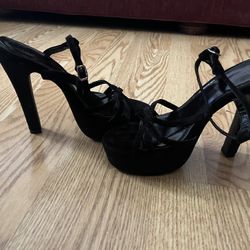 Forever 21 Size 7 Velvet 6” high Heels