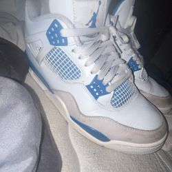 Jordan 4 military blues size 9.5