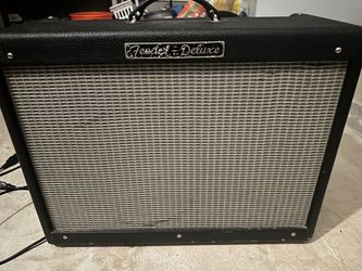 This is a Fender Hot Rod Deluxe 40-watt, 1×12-inch tube guitar amplifier