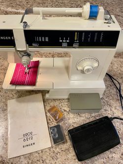 Easy to use Singer Model 6212C Free- Arm sewing machine w manual (excellent condition)