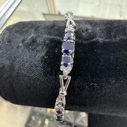 10Kwg Women’s Bracelet w/ Sapphire Stones (Approximately 7Grams) 