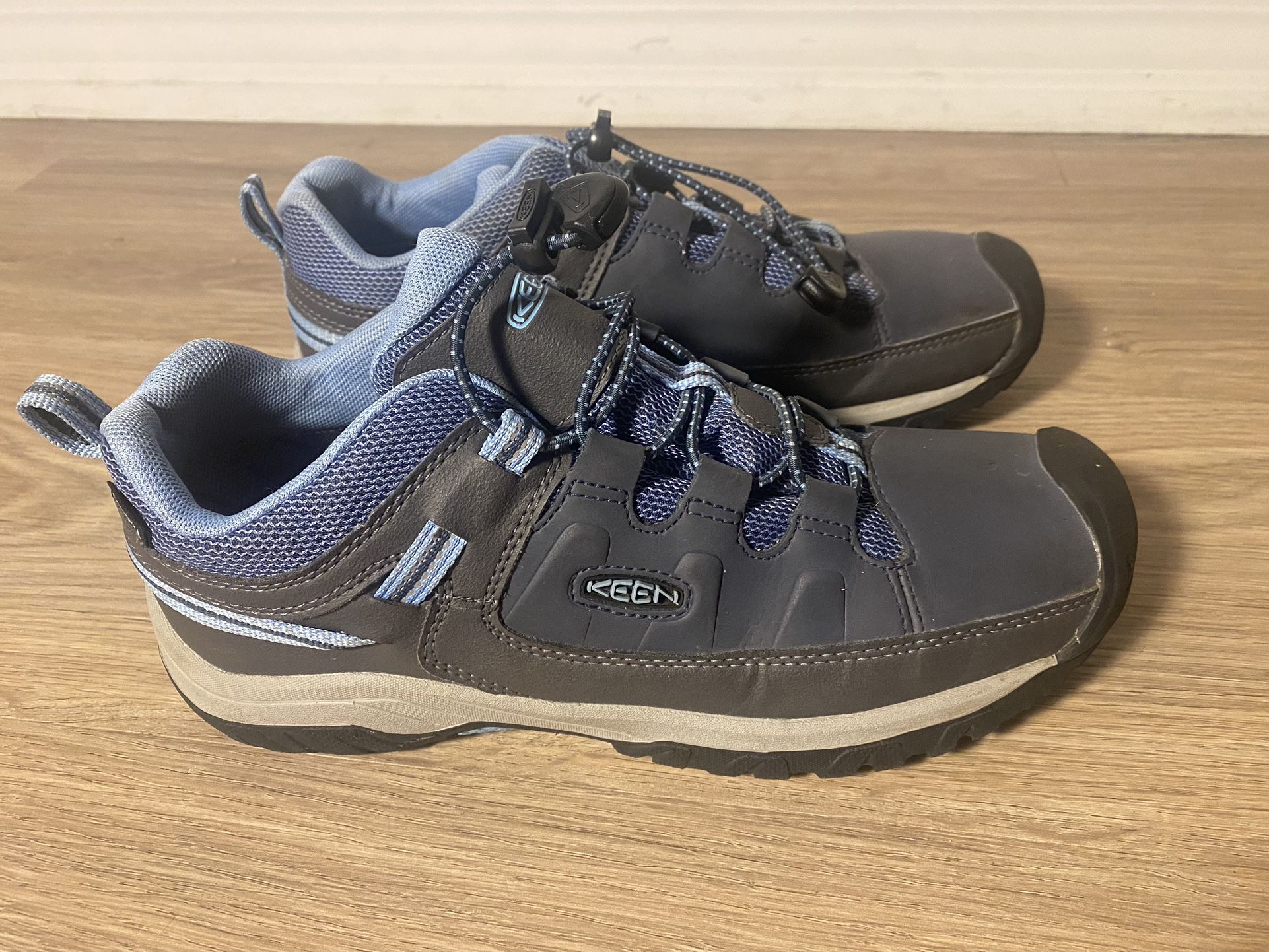 KEEN Womens Gray Hiking Shoes Size 6