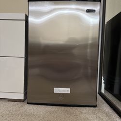 Whynter Upright Freezer with Lock, 2.1 Cu. Ft. Small Freezer Mini Freezer for Bedrooms, Dorms, Garages, Offices CUF-210SS, Stainless Steel Energy Star