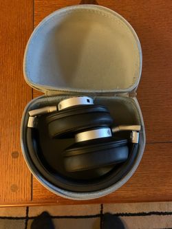 Bohm over ear wireless noise cancelling headphones. Perfect condition. $100 plus on amazon.