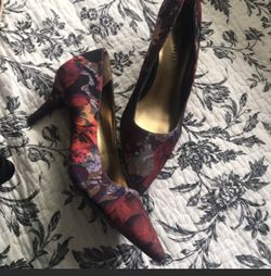 Nine West floral heels size 6 only used once