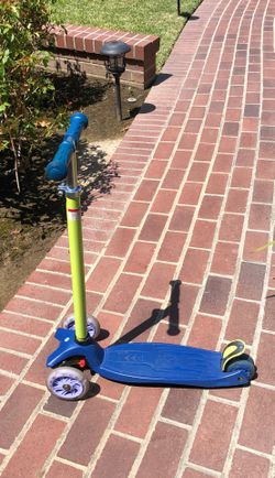 Three wheel scooter
