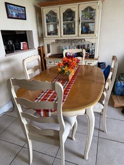 Comedor y vitrina