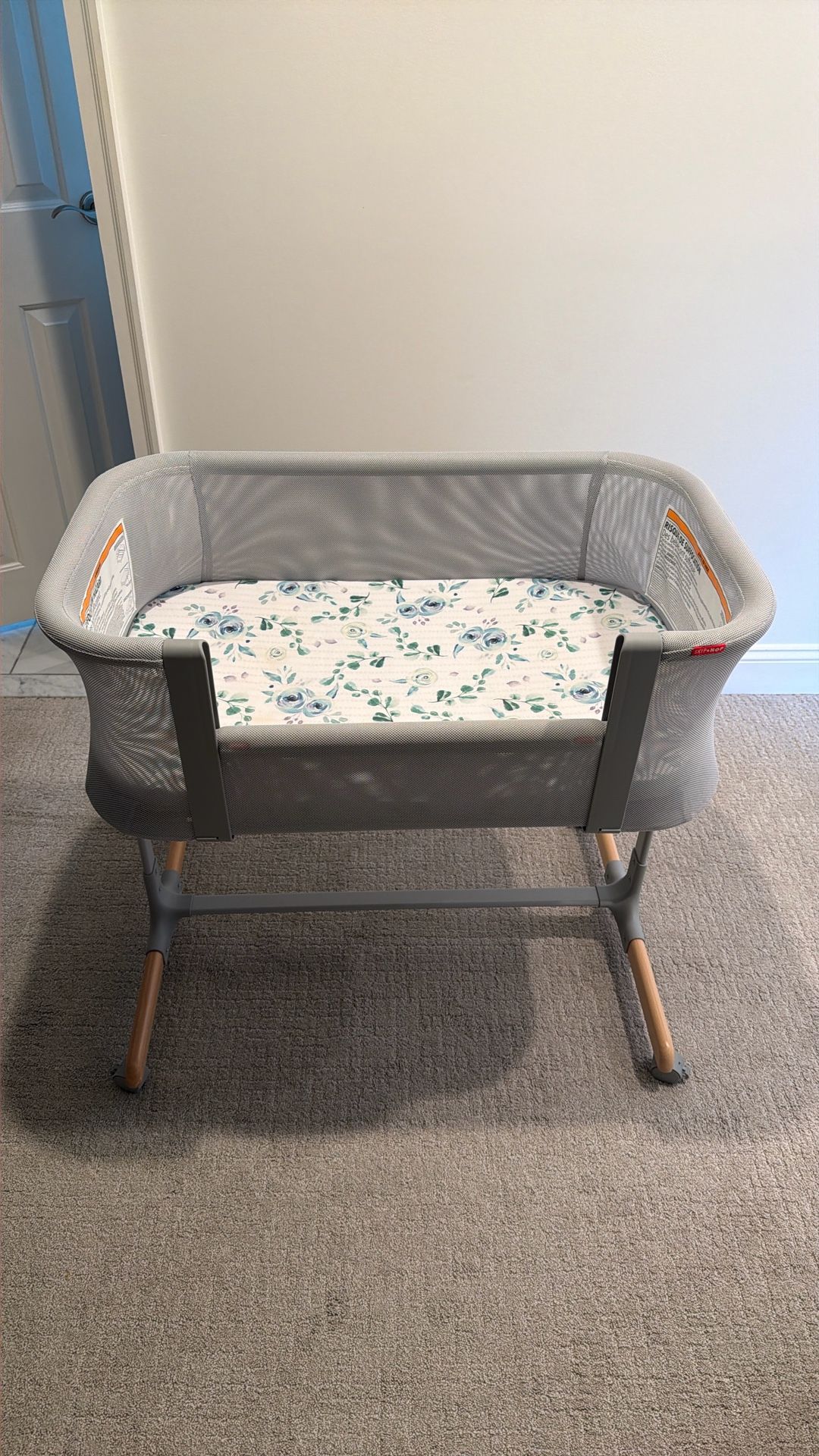 Skip hop Bedside Sleeper/ Bassinet