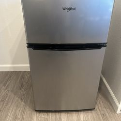 Whirlpool 3.1cu. Mini Fridge 