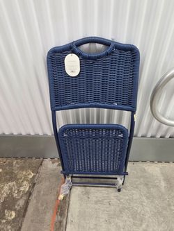 Monochromatic  rope folding chair