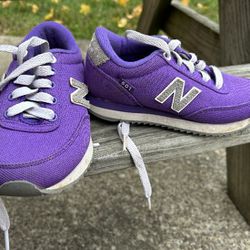 Girls size 11 New Balance shoes Great condition
