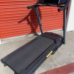 RUNNING MAN / GOLD GYM 420 TREADMILL.  