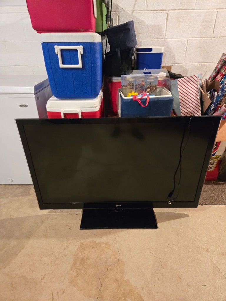 47" Smart 3D TV With Surround sound
