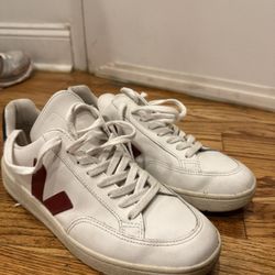 Veja V12 (size US8, EUR39)