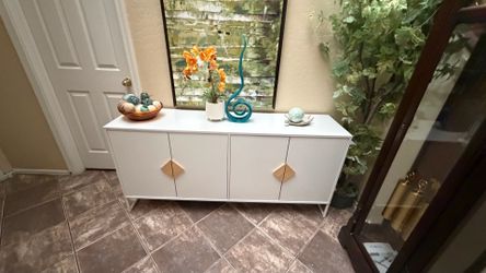 Beautiful white Isabella sideboard /tv stand in excellent condion with drawers and storage 71” inch