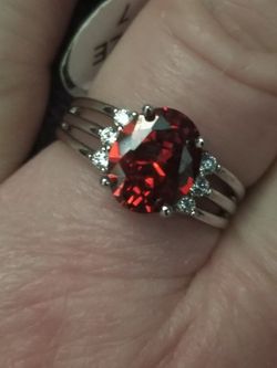 Beautiful 925 silver red garnet ring. Size 7.