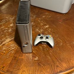 Xbox 360 Halo Edition Collectors Edition  (LOOK AT DESCRIPTION)