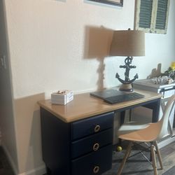 Desk. Solid Oak Wood 🪵 W/chair.