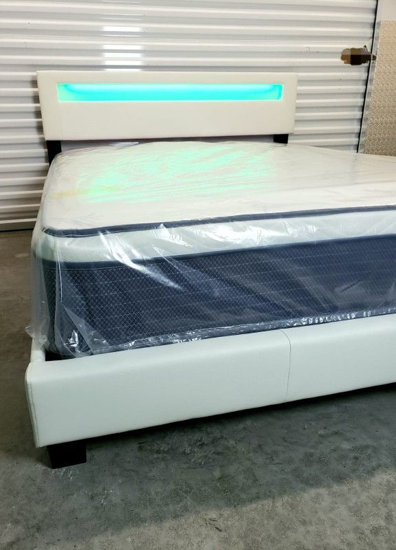 NEW QUEEN PILLOW TOP MATTRESS and BOX SPRING. Bed frame not included 👍