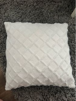 4 White Pillows