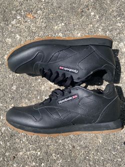 Boys black classic Reebok sneakers with gum bottom size 5