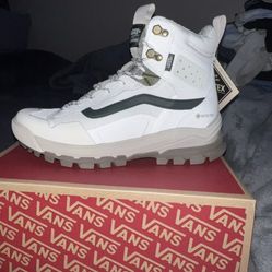 Brand New Vans Trail Boots Size 8 Mens Gray And White 