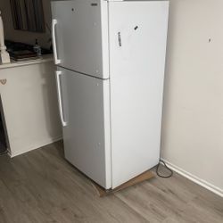 Insignia Refrigerator 