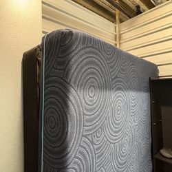 Queen size memory mattress and box spring