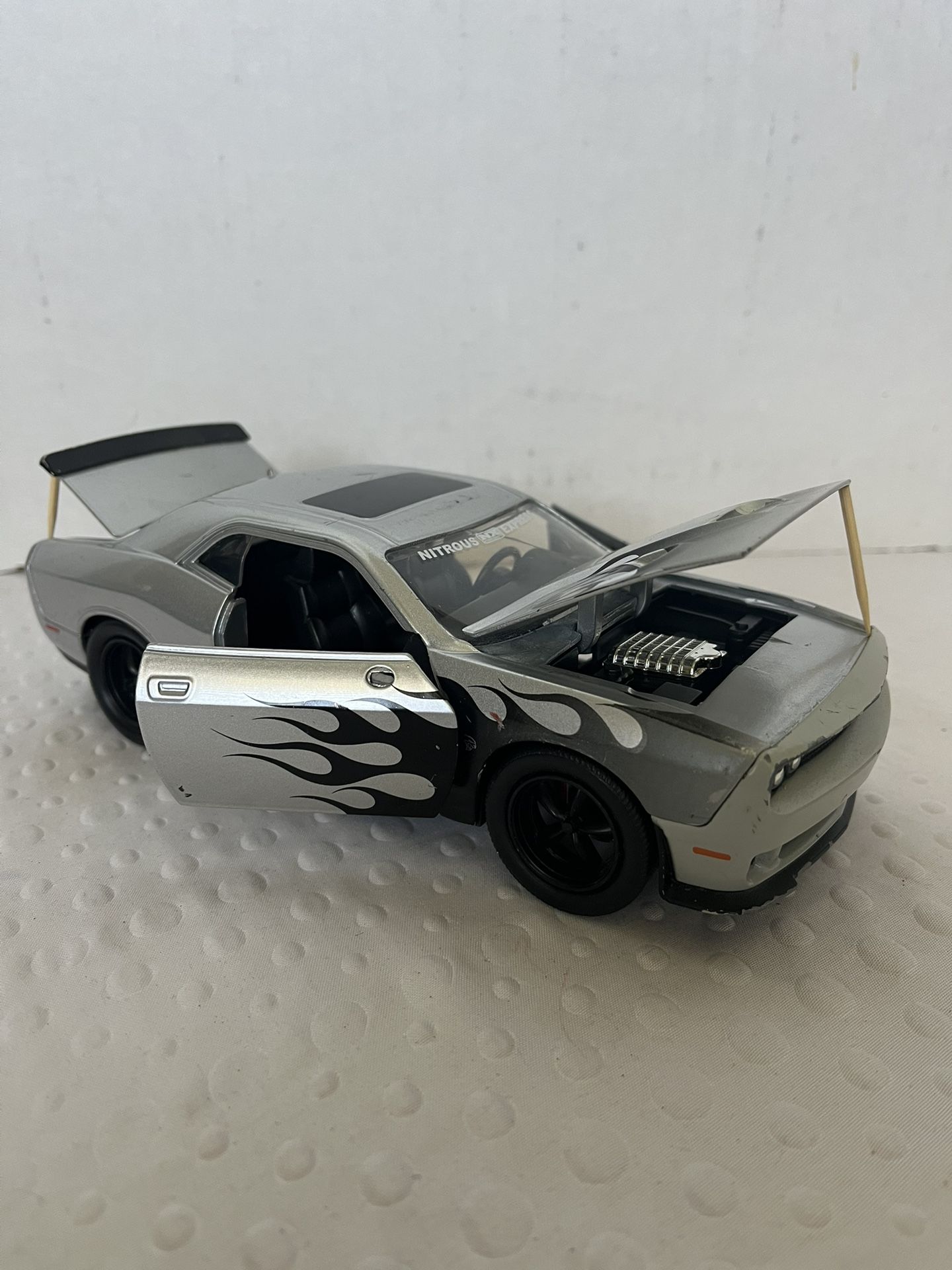 2015 Dodge Challenger SRT Hellcat 1:24 scale diecast model car