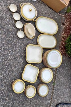 Hutschenreuther Gelb vintage large fine dinning ware set