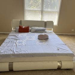 🛏️ King Size Zinus 12” Memory Foam Mattress + Modern Bed Frame – Great Condition! 😴