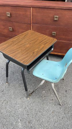  Vintage MCM small desk with Chair 23.5”w,25”h,18.5”d 22.5”h,23.5”w,17.5”d