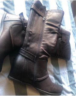 Woman SIZE 8 boots